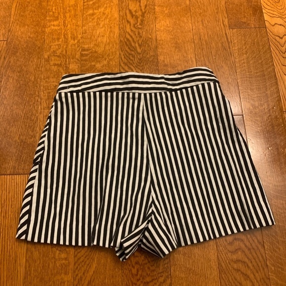 Zara Stripped  Shorts - Picture 2 of 2